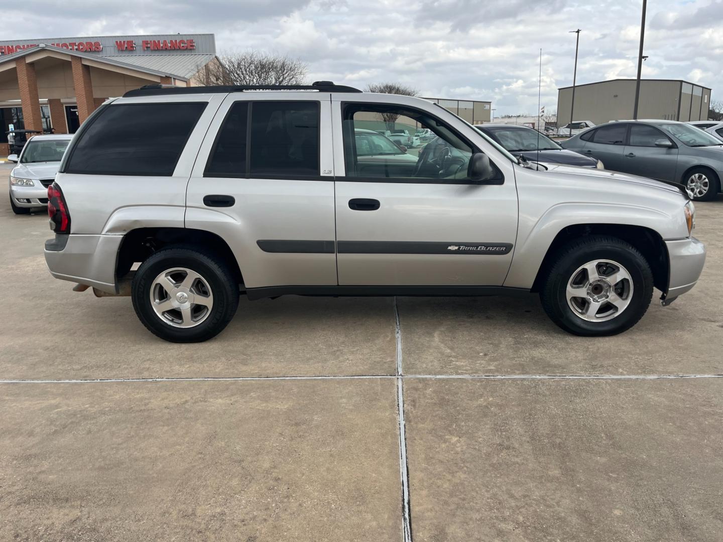 2004 SILVER /black Chevrolet TrailBlazer LS 2WD (1GNDS13S242) with an 4.2L L6 DOHC 24V engine, 4-Speed Automatic Overdrive transmission, located at 14700 Tomball Parkway 249, Houston, TX, 77086, (281) 444-2200, 29.928619, -95.504074 - Photo#7